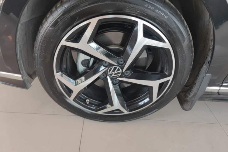 Used Volkswagen Magotan 2023 2 Million Units Commemorative Edition 330TSI DSG Luxury Version Left Front Wheel Hub