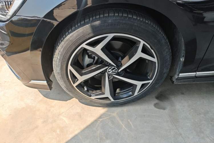 Used Volkswagen Magotan 2023 2 Million Units Commemorative Edition 330TSI DSG Luxury Version Left Front Wheel Hub