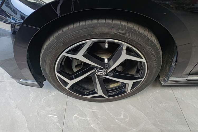 Used Volkswagen Magotan 2023 2 Million Units Commemorative Edition 330TSI DSG Luxury Version Left Front Wheel Hub