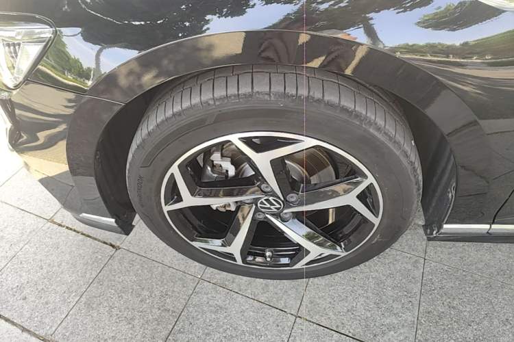 Used Volkswagen Magotan 2023 2 Million Units Commemorative Edition 330TSI DSG Luxury Version Left Front Wheel Hub