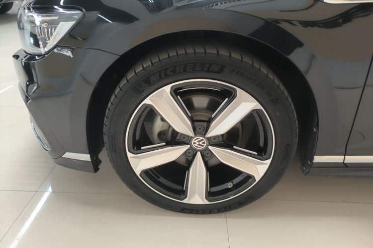 Used Volkswagen Magotan 2023 2 Million Units Commemorative Edition 330TSI DSG Luxury Version Left Front Wheel Hub