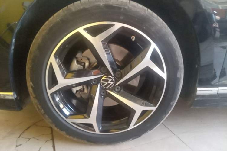 Used Volkswagen Magotan 2023 2 Million Units Commemorative Edition 330TSI DSG Luxury Version Left Front Wheel Hub