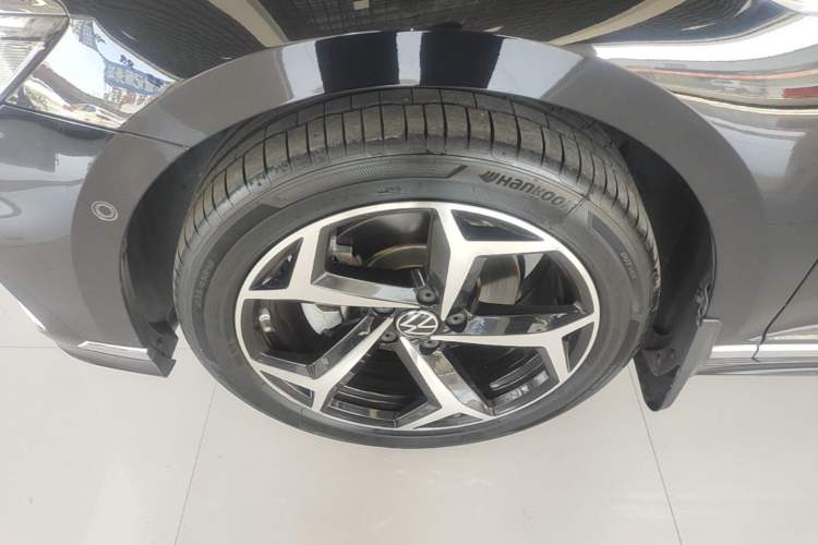 Used Volkswagen Magotan 2023 2 Million Units Limited-Edition 380TSI DSG Flagship Version Left Front Wheel Hub