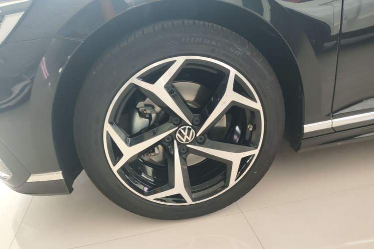 Used Volkswagen Magotan 2023 2 Million Units Commemorative Edition 330TSI DSG Luxury Version Left Front Wheel Hub