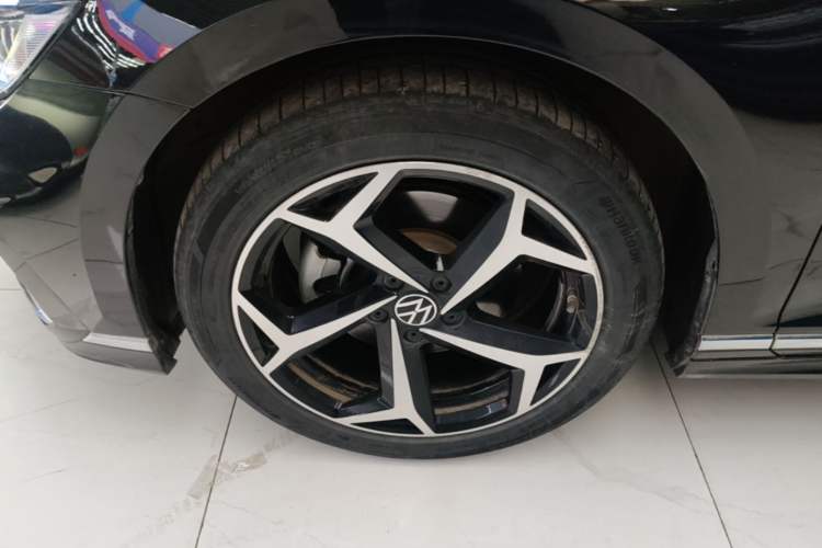 Used Volkswagen Magotan 2023 2 Million Units Commemorative Edition 330TSI DSG Luxury Version Left Front Wheel Hub
