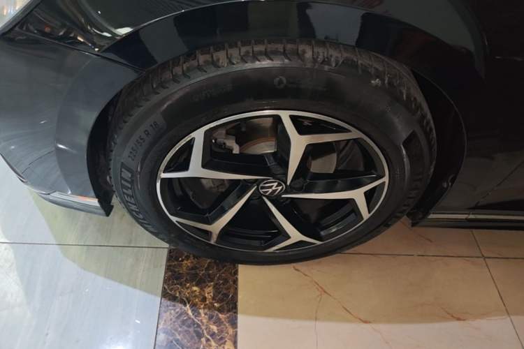 Used Volkswagen Magotan 2023 2 Million Units Limited Edition 330TSI DSG Leading Version Left Front Wheel Hub