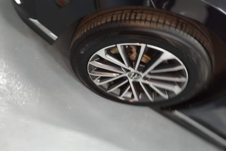 Used Volkswagen Magotan 2023 2 Million Units Limited Edition 330TSI DSG Leading Version Left Front Wheel Hub
