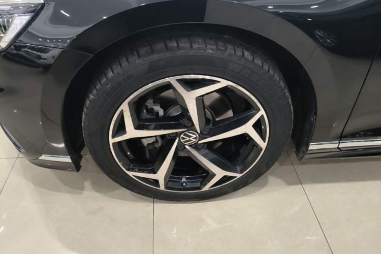 Used Volkswagen Magotan 2023 2 Million Units Commemorative Edition 330TSI DSG Luxury Version Left Front Wheel Hub