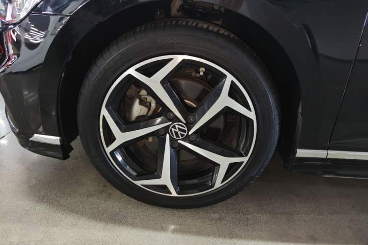 Used Volkswagen Magotan 2023 2 Million Units Commemorative Edition 330TSI DSG Luxury Version Left Front Wheel Hub