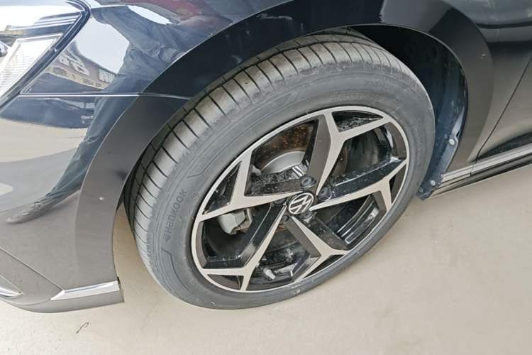 Used Volkswagen Magotan 2023 2 Million Units Commemorative Edition 330TSI DSG Luxury Version Left Front Wheel Hub