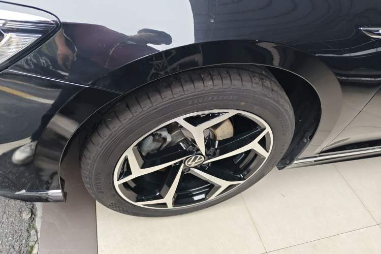 Used Volkswagen Magotan 2023 2 Million Units Commemorative Edition 330TSI DSG Luxury Version Left Front Wheel Hub