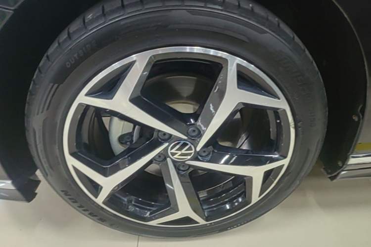 Used Volkswagen Magotan 2023 2 Million Units Limited Edition 330TSI DSG Leading Version Left Front Wheel Hub