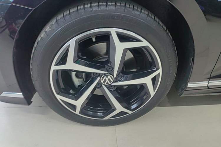 Used Volkswagen Magotan 2023 2 Million Units Commemorative Edition 330TSI DSG Luxury Version Left Front Wheel Hub