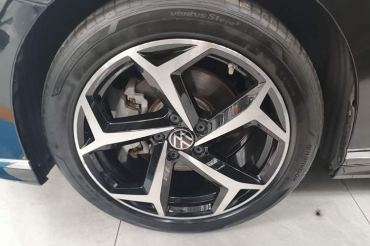 Used Volkswagen Magotan 2023 2 Million Units Commemorative Edition 330TSI DSG Luxury Version Left Front Wheel Hub
