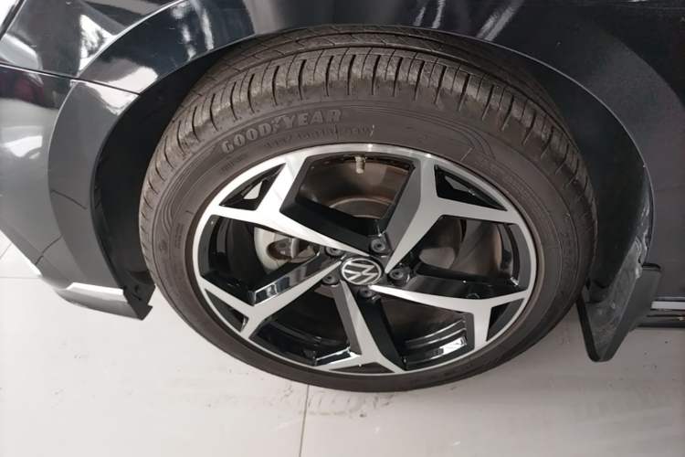 Used Volkswagen Magotan 2023 2 Million Units Commemorative Edition 330TSI DSG Luxury Version Left Front Wheel Hub