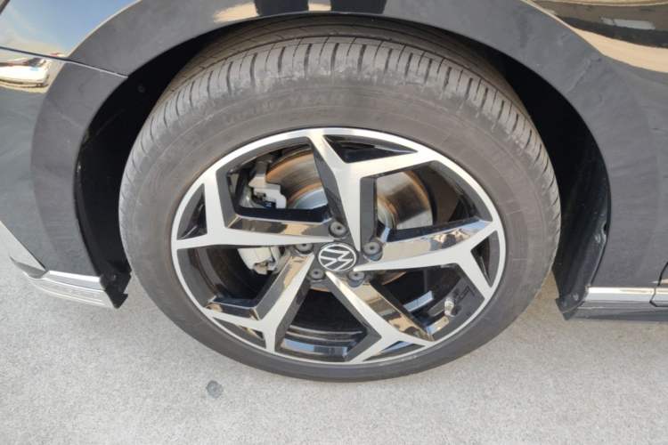 Used Volkswagen Magotan 2023 2 Million Units Commemorative Edition 330TSI DSG Luxury Version Left Front Wheel Hub