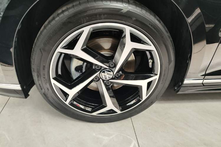 Used Volkswagen Magotan 2023 2 Million Units Commemorative Edition 330TSI DSG Luxury Version Left Front Wheel Hub