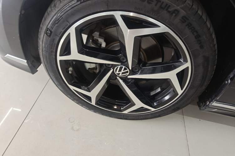 Used Volkswagen Magotan 2023 2 Million Units Commemorative Edition 330TSI DSG Luxury Version Left Front Wheel Hub