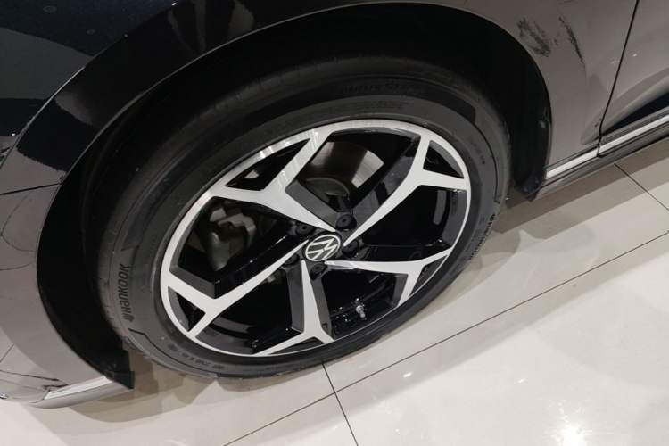 Used Volkswagen Magotan 2023 2 Million Units Commemorative Edition 330TSI DSG Luxury Version Left Front Wheel Hub