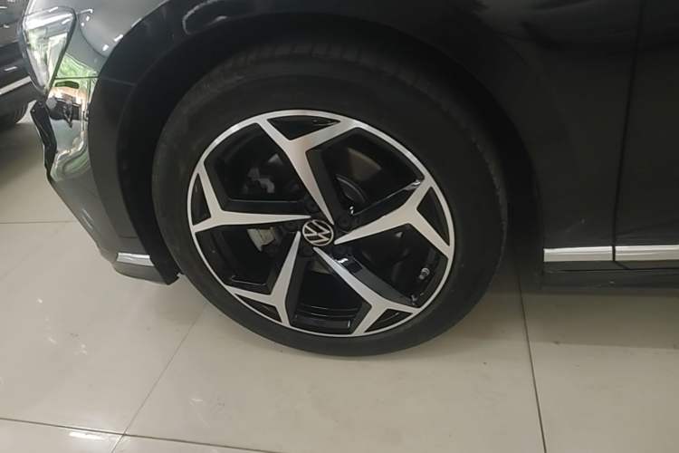 Used Volkswagen Magotan 2023 2 Million Units Commemorative Edition 330TSI DSG Luxury Version Left Front Wheel Hub