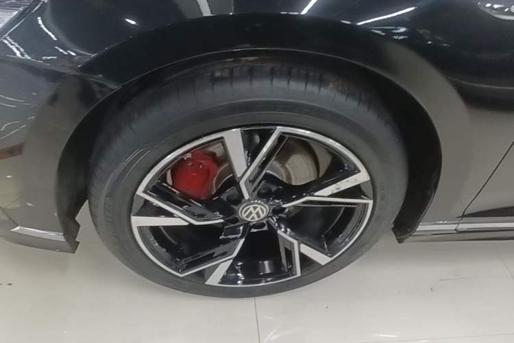 Used Volkswagen Magotan 2023 2 Million Units Commemorative Edition 330TSI DSG Luxury Version Left Front Wheel Hub