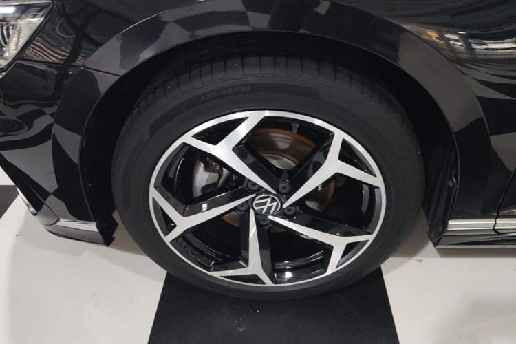 Used Volkswagen Magotan 2023 2 Million Units Commemorative Edition 330TSI DSG Luxury Version Left Front Wheel Hub