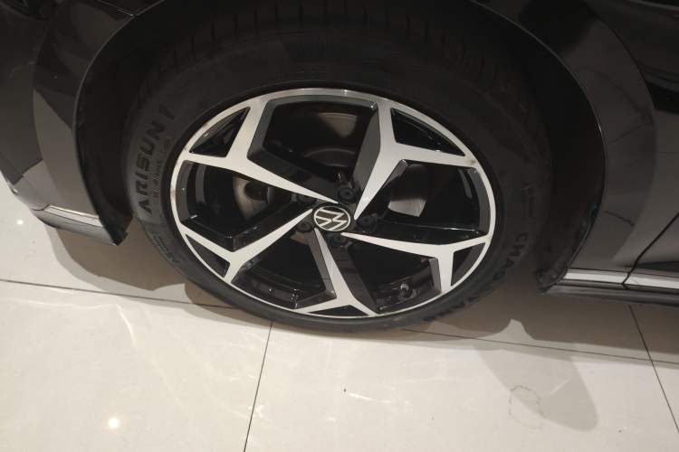 Used Volkswagen Magotan 2023 2 Million Units Commemorative Edition 330TSI DSG Luxury Version Left Front Wheel Hub