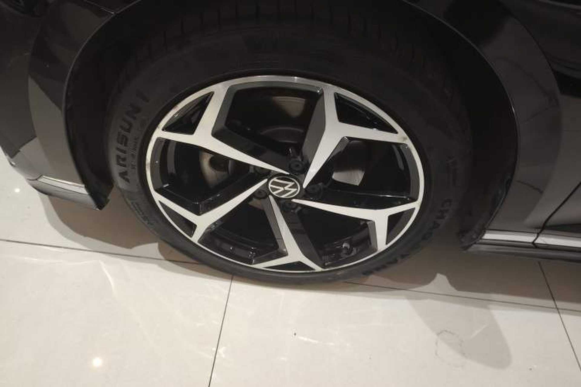 Used Volkswagen Magotan 2023 2 Million Units Commemorative Edition 330TSI DSG Luxury Version Left Front Wheel Hub