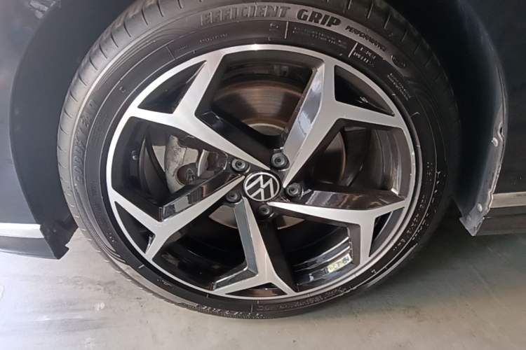 Used Volkswagen Magotan 2023 2 Million Units Limited Edition 330TSI DSG Leading Version Left Front Wheel Hub