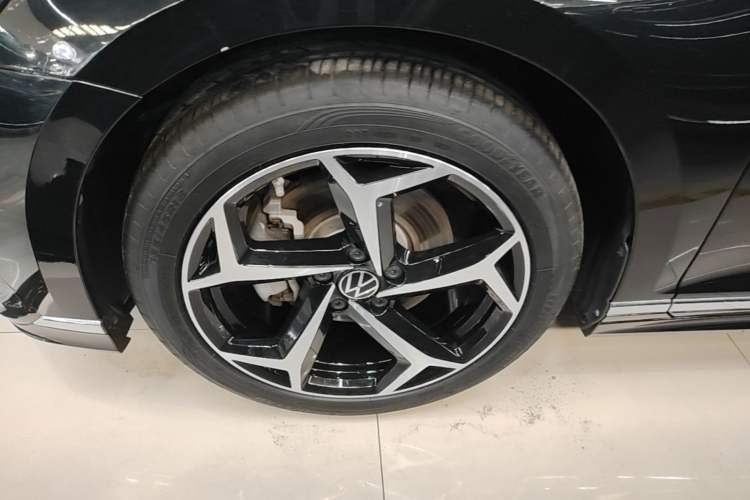 Used Volkswagen Magotan 2023 2 Million Units Commemorative Edition 330TSI DSG Luxury Version Left Front Wheel Hub