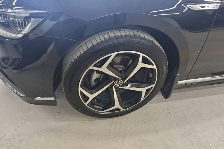 Used Volkswagen Magotan 2023 2 Million Units Commemorative Edition 330TSI DSG Luxury Version Left Front Wheel Hub
