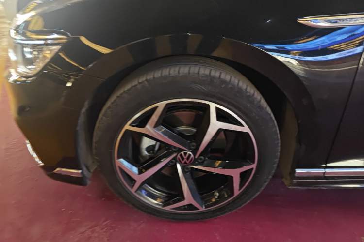 Used Volkswagen Magotan 2023 2 Million Units Commemorative Edition 330TSI DSG Luxury Version Left Front Wheel Hub