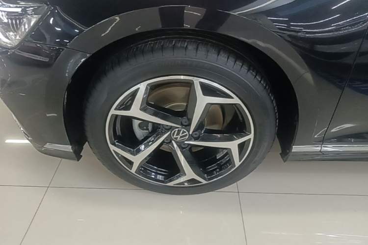 Used Volkswagen Magotan 2023 2 Million Units Limited Edition 330TSI DSG Leading Version Left Front Wheel Hub