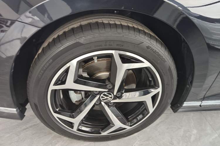 Used Volkswagen Magotan 2023 2 Million Units Commemorative Edition 330TSI DSG Luxury Version Left Front Wheel Hub