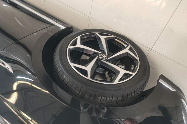 Used Volkswagen Magotan 2023 2 Million Units Commemorative Edition 330TSI DSG Luxury Version Left Front Wheel Hub