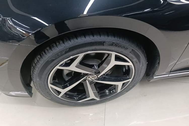 Used Volkswagen Magotan 2023 2 Million Units Commemorative Edition 330TSI DSG Luxury Version Left Front Wheel Hub