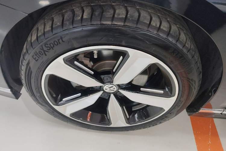 Used Volkswagen Magotan 2023 2 Million Units Commemorative Edition 330TSI DSG Luxury Version Left Front Wheel Hub