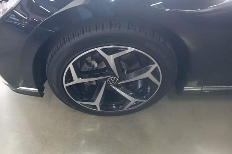 Used Volkswagen Magotan 2023 2 Million Units Limited Edition 330TSI DSG Leading Version Left Front Wheel Hub