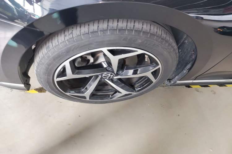 Used Volkswagen Magotan 2023 2 Million Units Commemorative Edition 330TSI DSG Luxury Version Left Front Wheel Hub