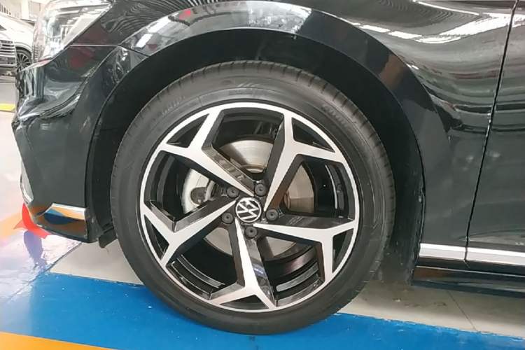 Used Volkswagen Magotan 2023 2 Million Units Limited Edition 330TSI DSG Leading Version Left Front Wheel Hub