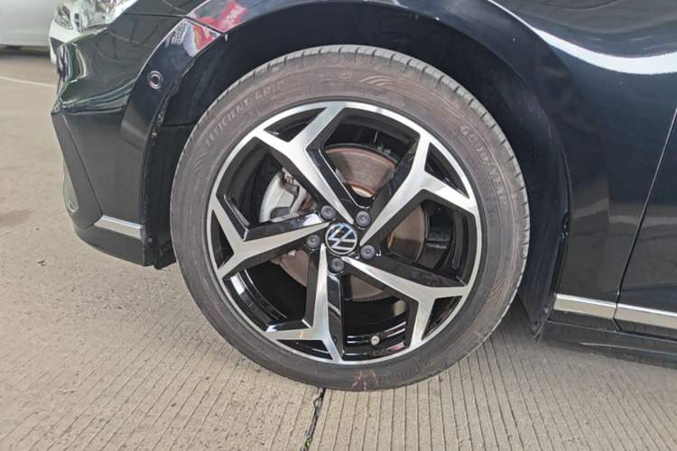 Used Volkswagen Magotan 2023 2 Million Units Limited-Edition 380TSI DSG Flagship Version Left Front Wheel Hub