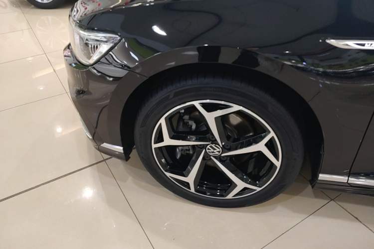 Used Volkswagen Magotan 2023 2 Million Units Commemorative Edition 330TSI DSG Luxury Version Left Front Wheel Hub