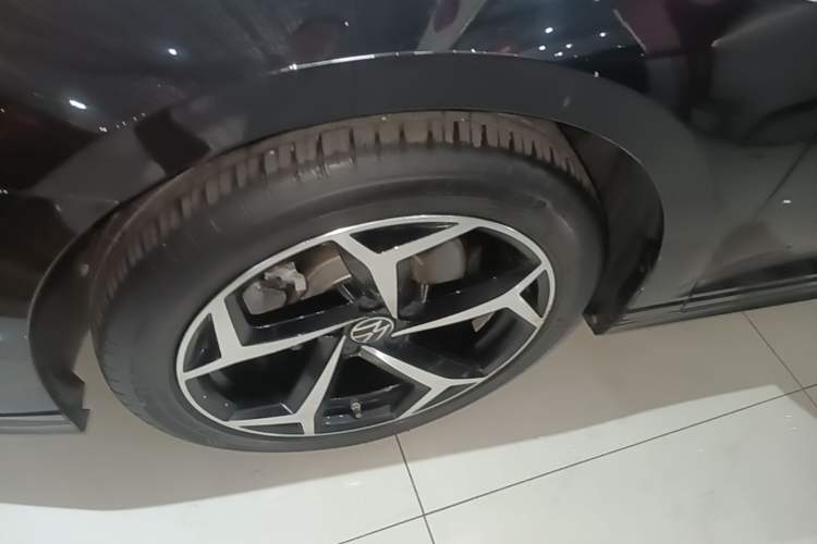 Used Volkswagen Magotan 2023 2 Million Units Commemorative Edition 330TSI DSG Luxury Version Left Front Wheel Hub