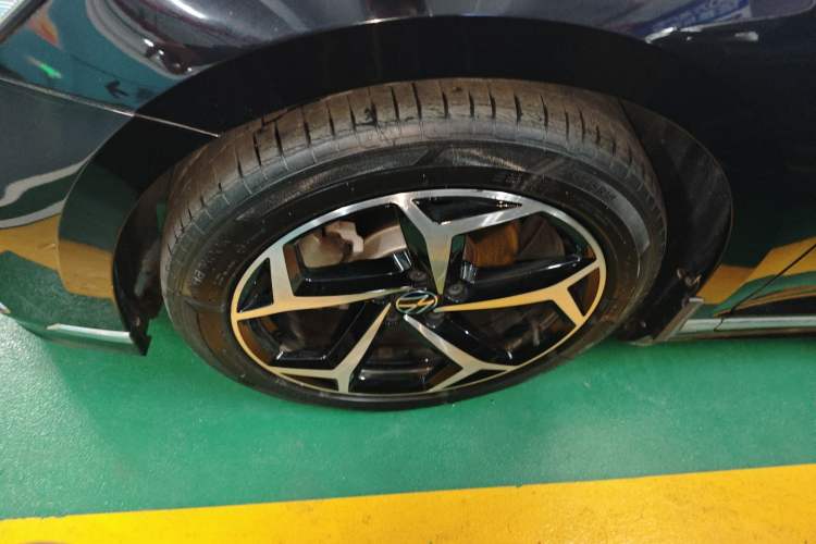 Used Volkswagen Magotan 2023 2 Million Units Limited Edition 330TSI DSG Leading Version Left Front Wheel Hub