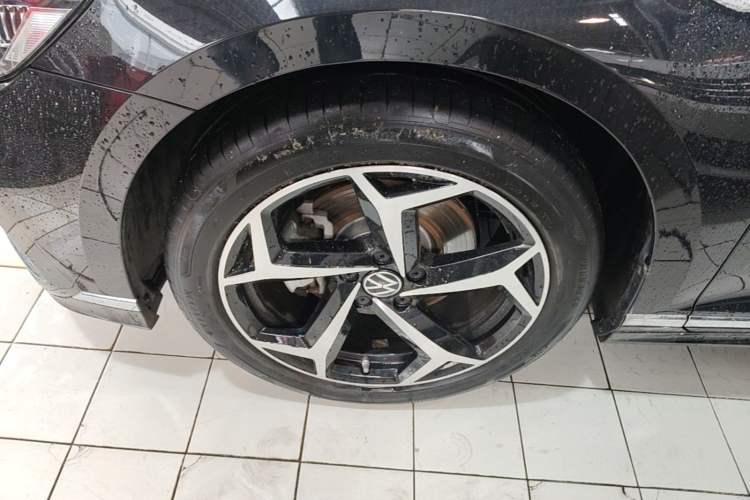 Used Volkswagen Magotan 2023 2 Million Units Commemorative Edition 330TSI DSG Luxury Version Left Front Wheel Hub
