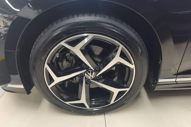 Used Volkswagen Magotan 2023 2 Million Units Commemorative Edition 330TSI DSG Luxury Version Left Front Wheel Hub