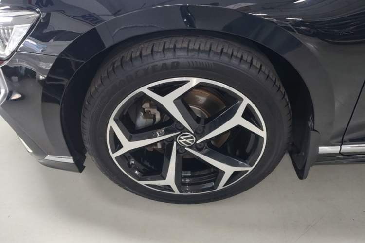 Used Volkswagen Magotan 2023 2 Million Units Commemorative Edition 330TSI DSG Luxury Version Left Front Wheel Hub