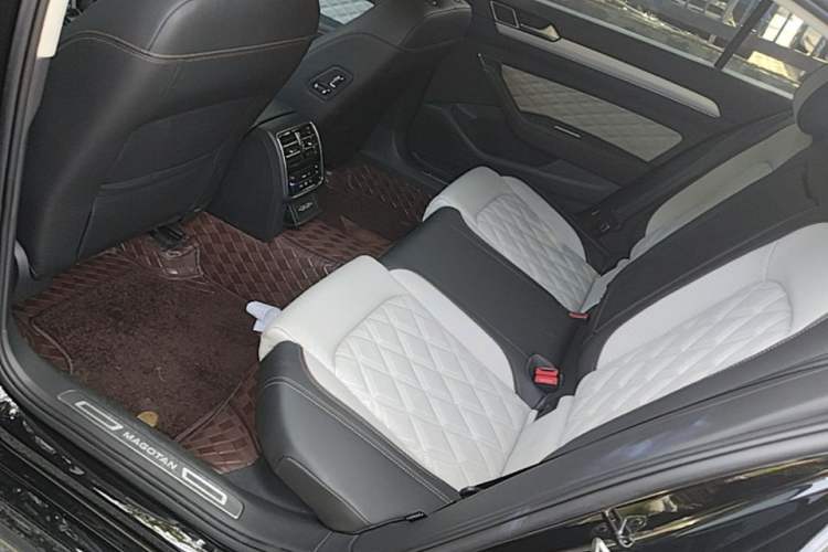 Used Volkswagen Magotan 2023 2 Million Units Commemorative Edition 330TSI DSG Luxury Version Left Rear Seat