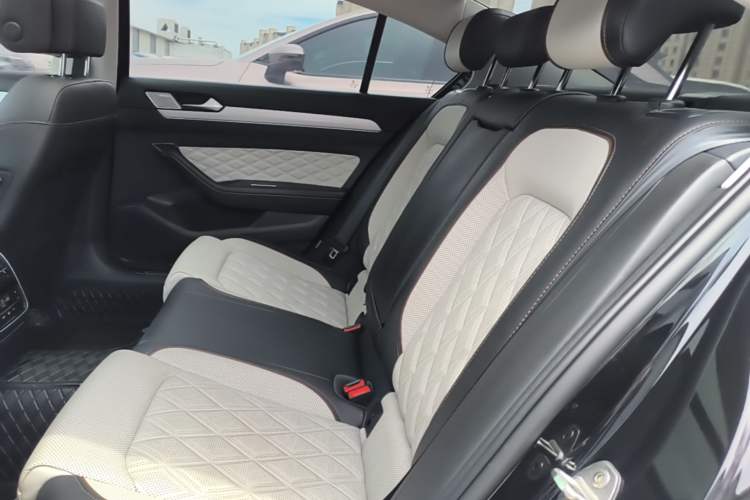 Used Volkswagen Magotan 2023 2 Million Units Commemorative Edition 330TSI DSG Luxury Version Left Rear Seat