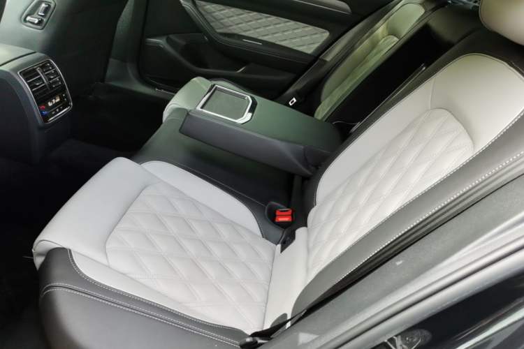 Used Volkswagen Magotan 2023 2 Million Units Limited Edition 330TSI DSG Leading Version Left Rear Seat